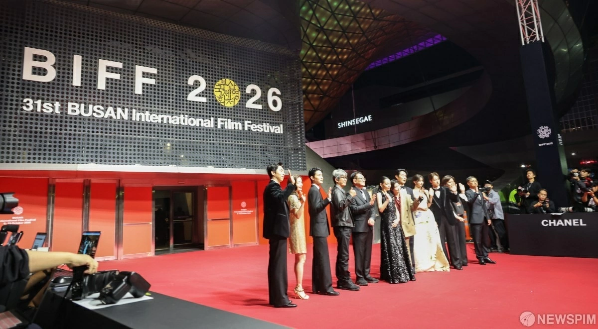 Một số hình ảnh của các ngôi sao, nhà làm phim tại LHP quốc tế Busan 20226. (Nguồn: Newspim) Một số hình ảnh của các ngôi sao, nhà làm phim tại LHP quốc tế Busan 20226. (Nguồn: Newspim)