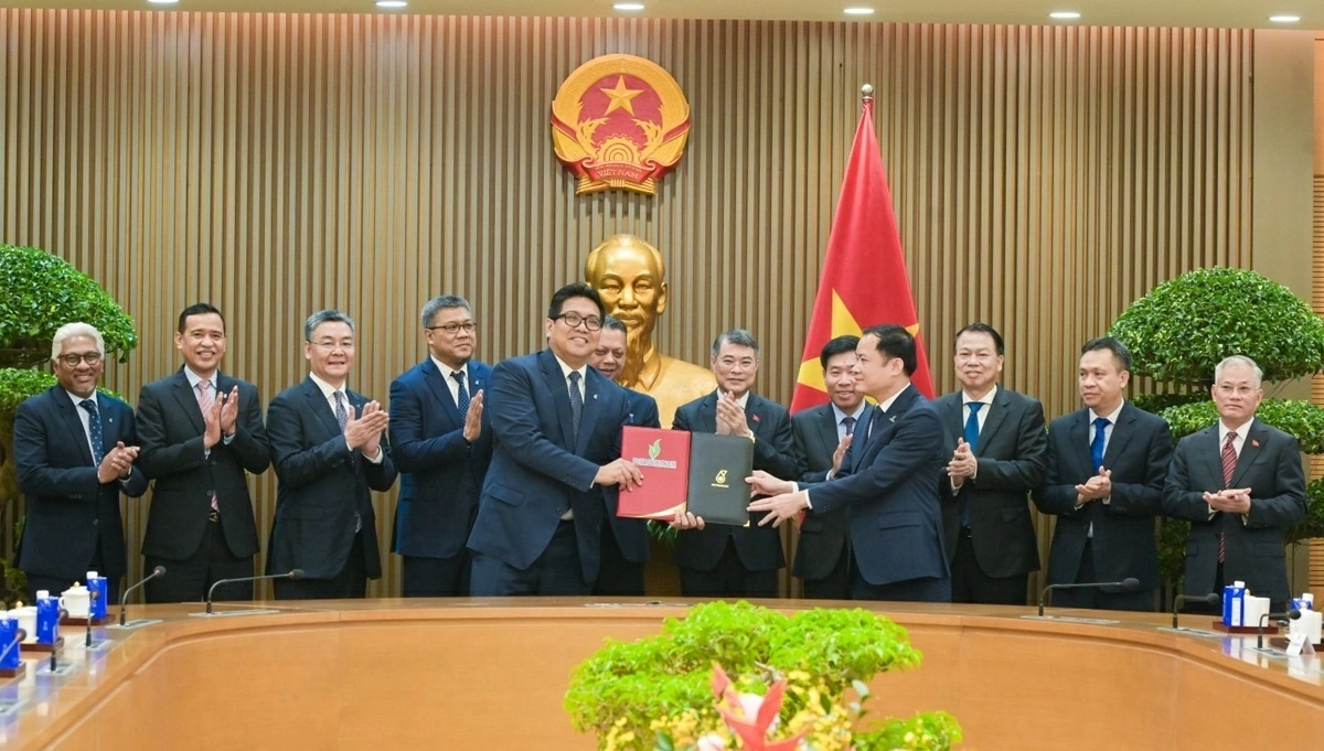 Thủ tướng Chính phủ Lê Minh Hưng chứng kiến trao Thỏa thuận Liên minh Chiến lược (SAA) giữa PETRONAS và PETROVIETNAM. (Nguồn: pvn.vn)