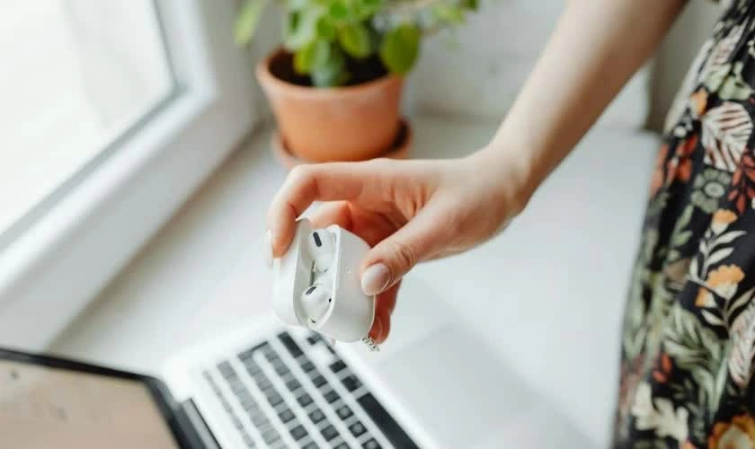 Mở nắp hộp sạc AirPods và đặt hộp tai nghe.