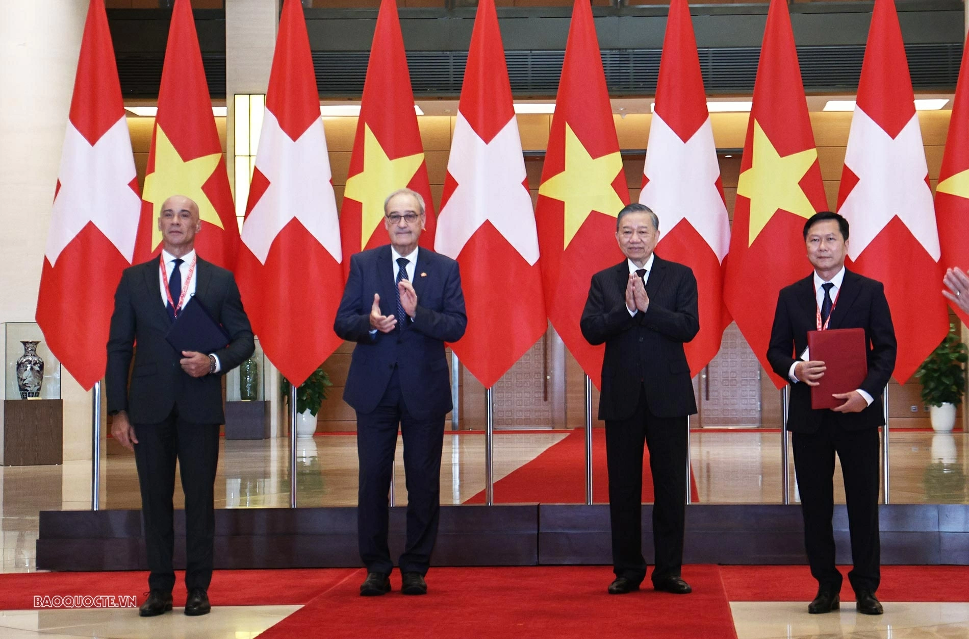 ổng Bí thư, Chủ tịch nước Tô Lâm và Tổng thống Thụy Sĩ Guy Parmelin chứng kiến lễ trao các văn kiện hợp tác giữa hai nước. 