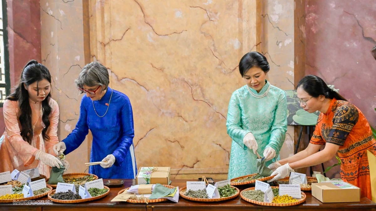 Photo : Báo Thế giới và Việt Nam Phu nhân lãnh đạo Việt Nam và Thụy Sỹ cùng làm gối chườm từ các loại thảo dược truyền thống