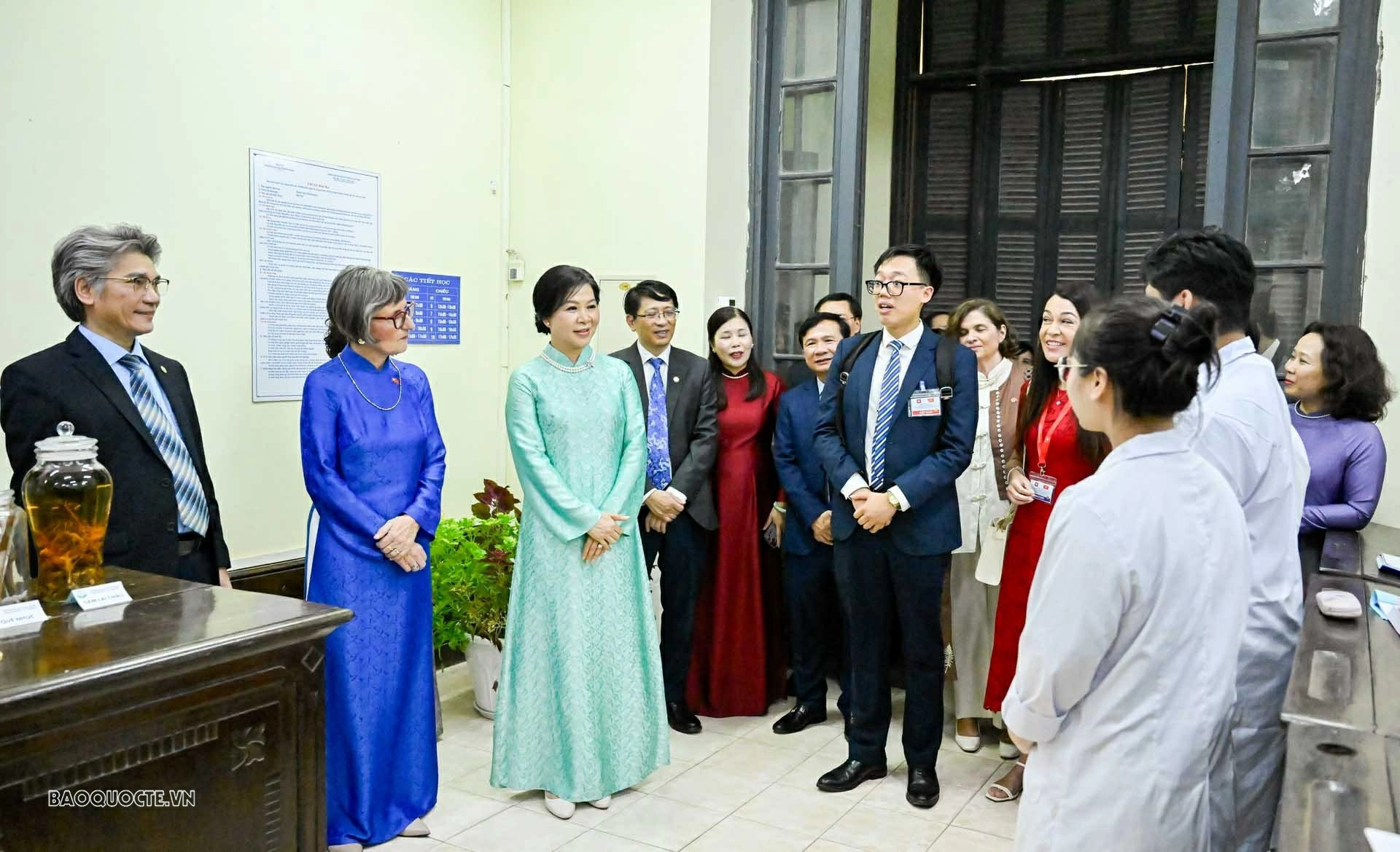 Phu nhân lãnh đạo Việt Nam và Thụy Sỹ cùng làm gối chườm từ các loại thảo dược truyền thống