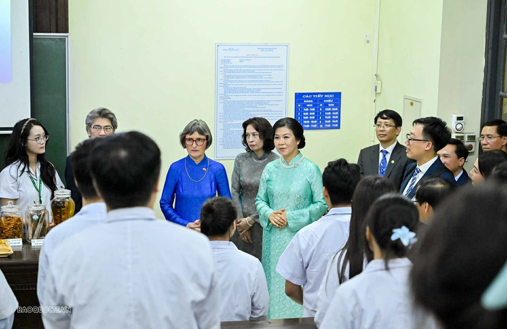 Phu nhân lãnh đạo Việt Nam và Thụy Sỹ cùng làm gối chườm từ các loại thảo dược truyền thống