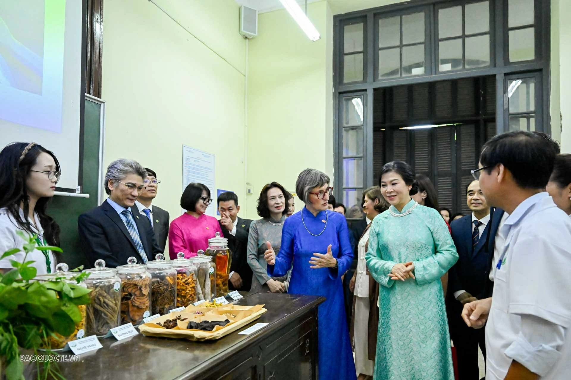Phu nhân lãnh đạo Việt Nam và Thụy Sỹ cùng làm gối chườm từ các loại thảo dược truyền thống