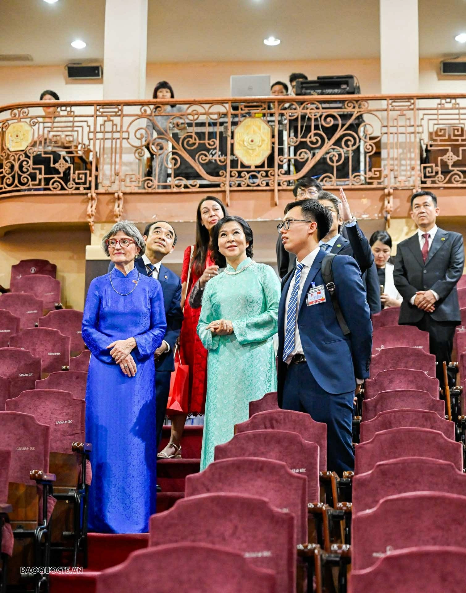 Phu nhân lãnh đạo Việt Nam và Thụy Sỹ cùng làm gối chườm từ các loại thảo dược truyền thống