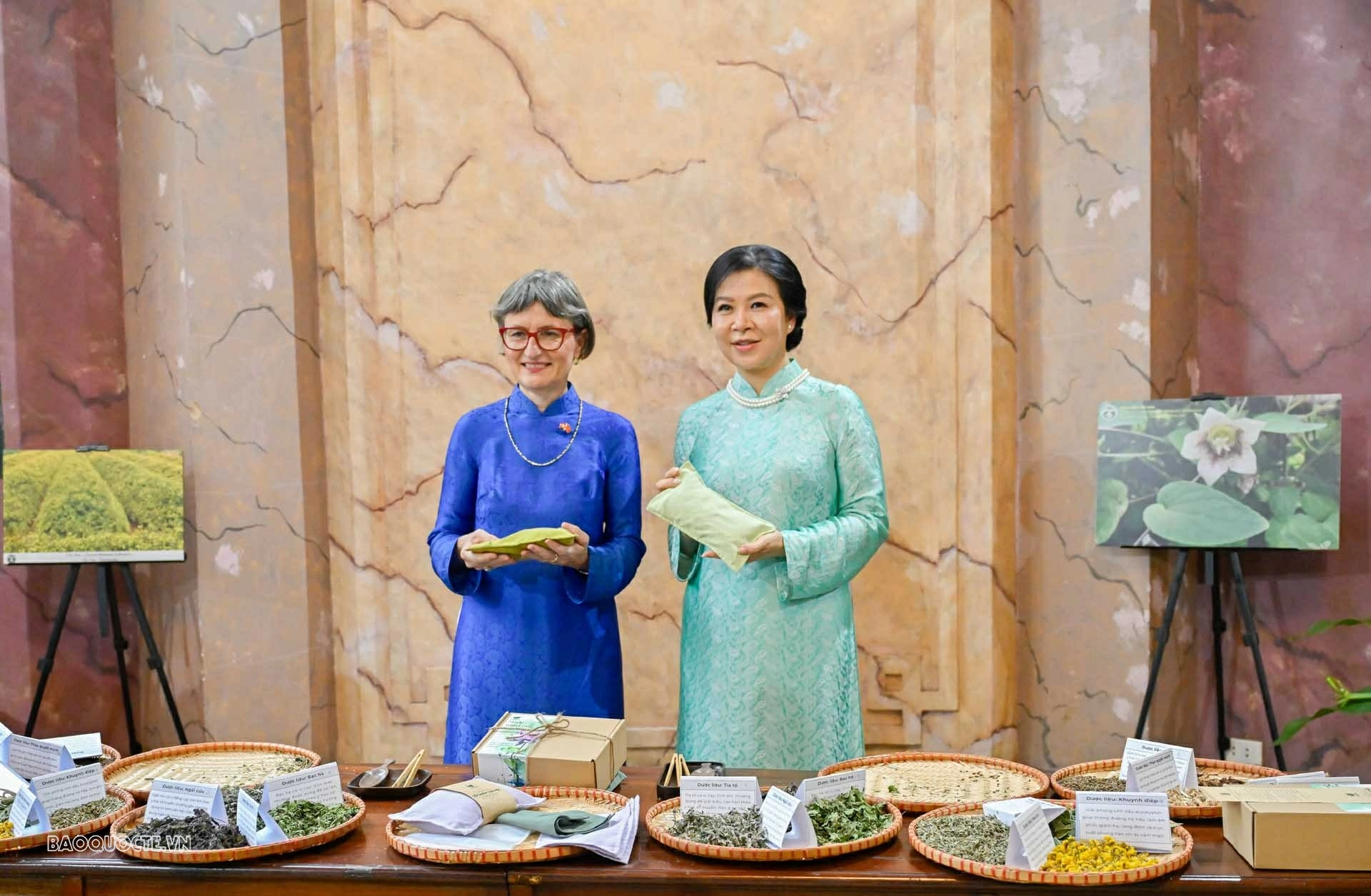 Phu nhân lãnh đạo Việt Nam và Thụy Sỹ cùng làm gối chườm từ các loại thảo dược truyền thống