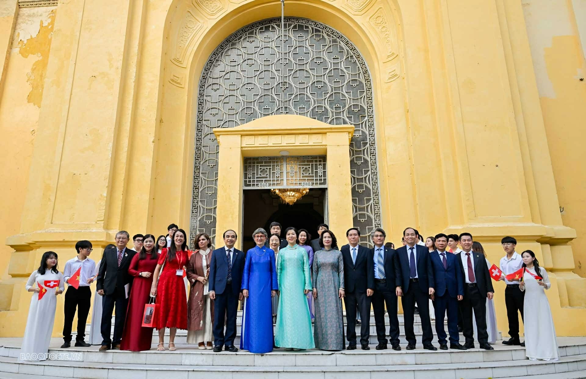 Phu nhân lãnh đạo Việt Nam và Thụy Sỹ cùng làm gối chườm từ các loại thảo dược truyền thống