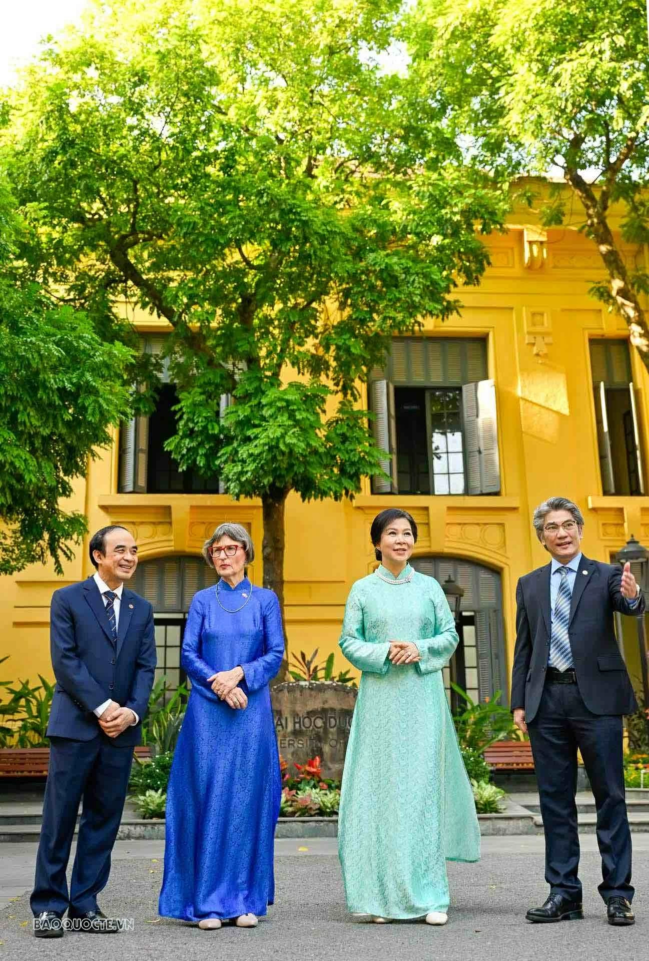 Phu nhân lãnh đạo Việt Nam và Thụy Sỹ cùng làm gối chườm từ các loại thảo dược truyền thống