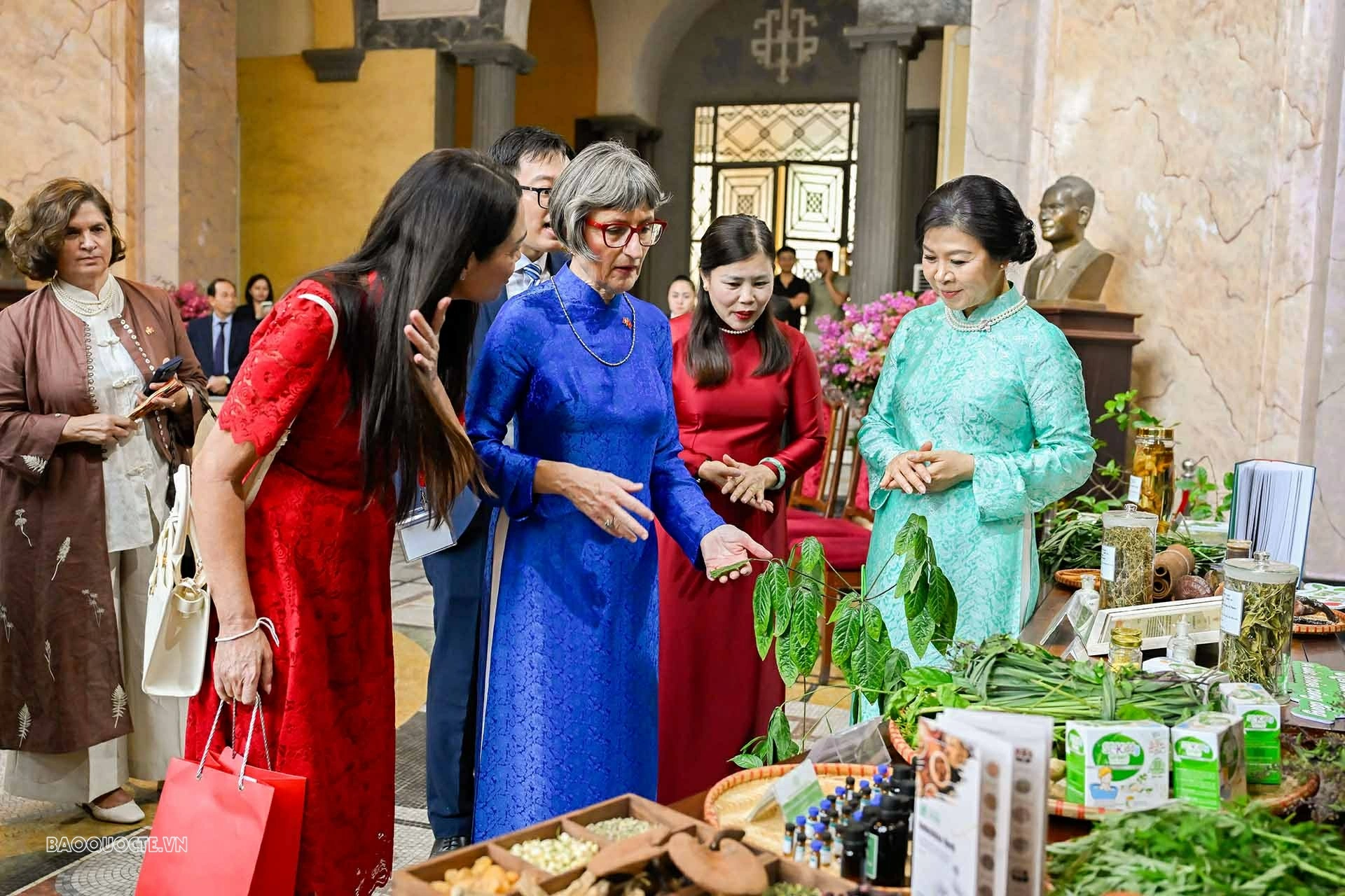 Phu nhân lãnh đạo Việt Nam và Thụy Sỹ cùng làm gối chườm từ các loại thảo dược truyền thống
