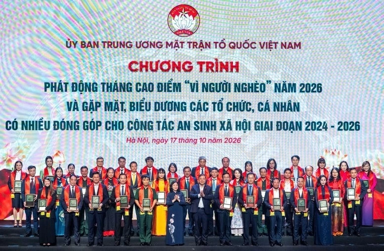 Chủ tịch Ủy ban Trung ương MTTQ Việt Nam Bùi Thị Minh Hoài và Phó Thủ tướng Thường trực Chính phủ Phạm Gia Túc biểu dương tổ chức, cá nhân có nhiều đóng góp cho công tác an sinh xã hội giai đoạn 2024-2026. (Nguồn: VGP) Chủ tịch Ủy ban Trung ương MTTQ Việt Nam Bùi Thị Minh Hoài và Phó Thủ tướng Thường trực Chính phủ Phạm Gia Túc biểu dương tổ chức, cá nhân có nhiều đóng góp cho công tác an sinh xã hội giai đoạn 2024-2026. (Nguồn: VGP)