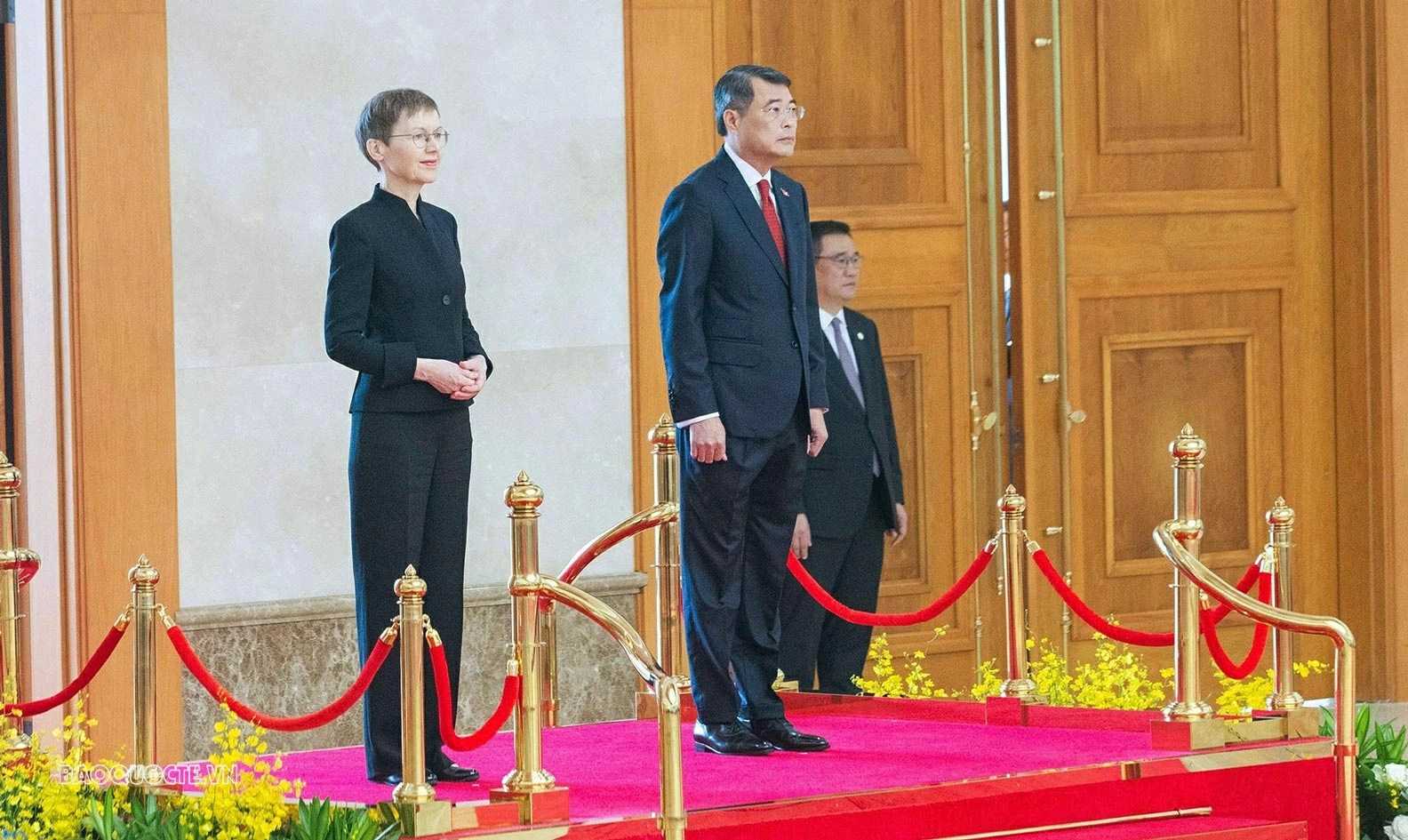 Thủ tướng Lê Minh Hưng và Thủ tướng Liechtenstein Brigitte Haas duyệt Đội danh nghe Quân nhạc cử Quốc thiều hai nước. 