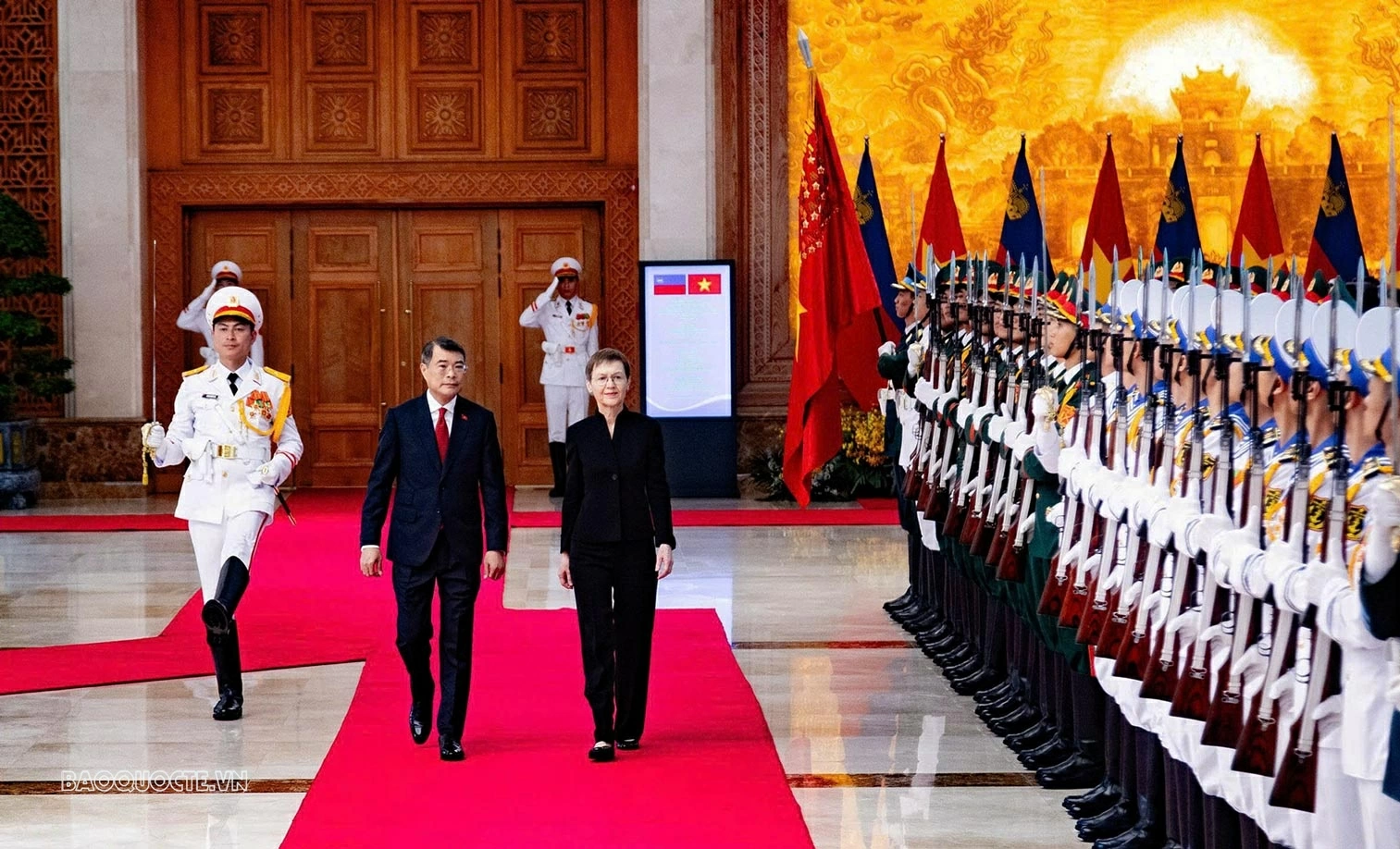Thủ tướng Lê Minh Hưng và Thủ tướng Liechtenstein Brigitte Haas duyệt Đội danh dự Quân đội nhân dân Việt Nam.