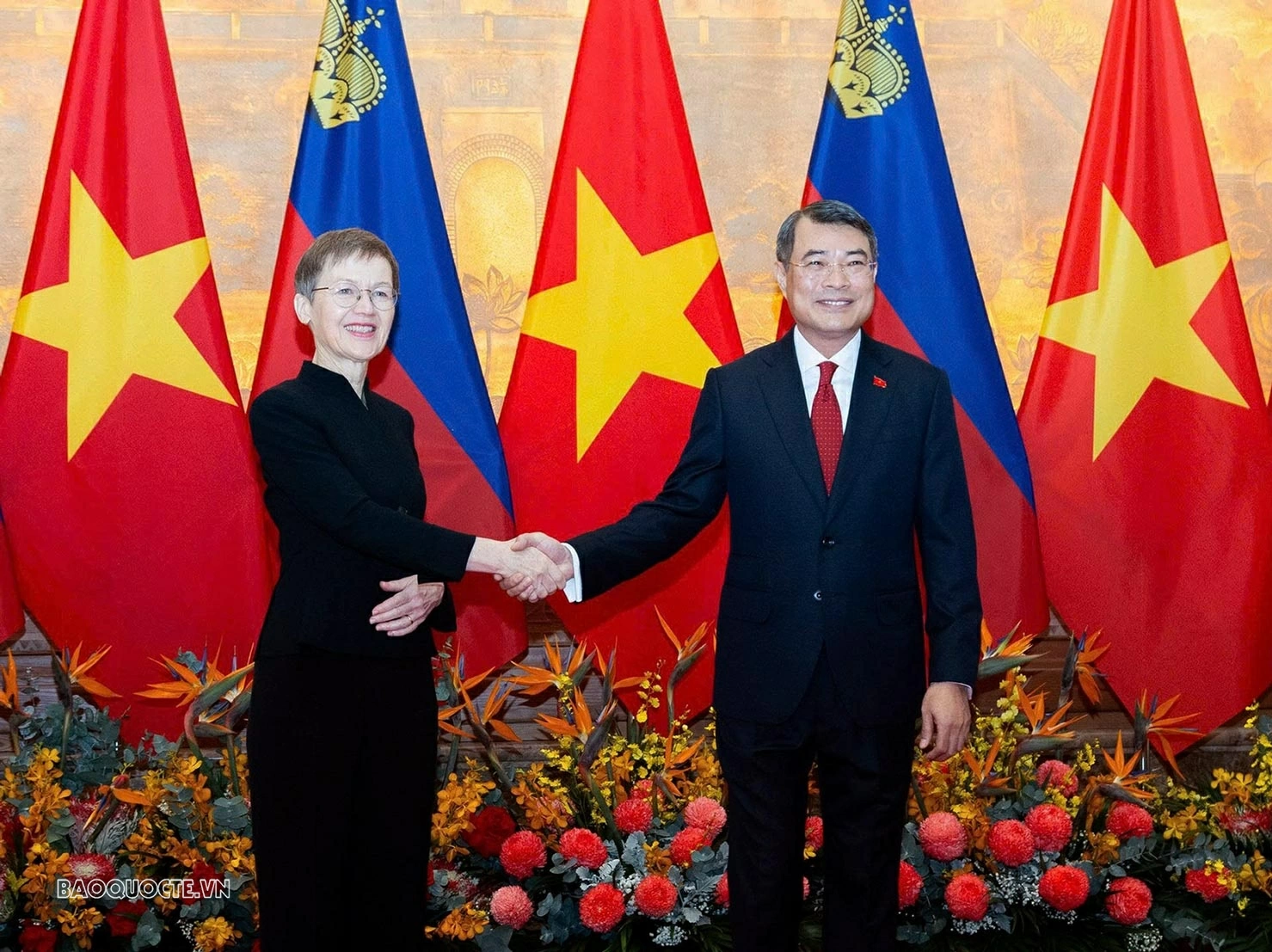 Thủ tướng Lê Minh Hưng và Thủ tướng Liechtenstein Brigitte Haas chụp ảnh chung trước khi tiến vào Hội đàm. (Ảnh: Thành Long)