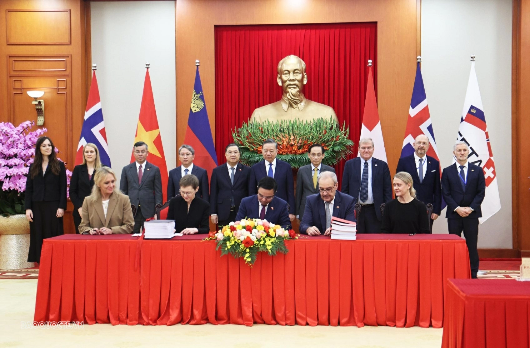 Tổng Bí thư, Chủ tịch nước Tô Lâm và các đại biểu chứng kiến Lễ ký kết Hiệp định Thương mại tự do Việt Nam - EFTA (VEFTA). (Ảnh: Thành Long)