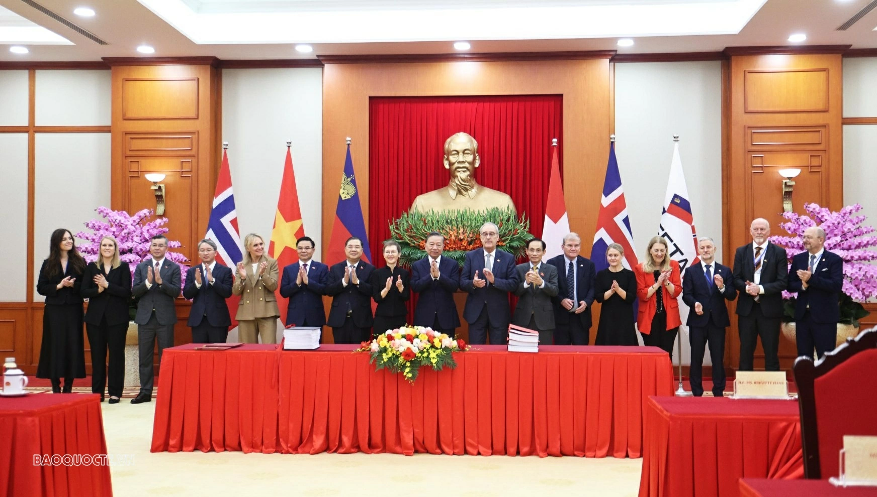 Tổng Bí thư, Chủ tịch nước Tô Lâm và các đại biểu tại lễ ký. (Ảnh: Thành Long)