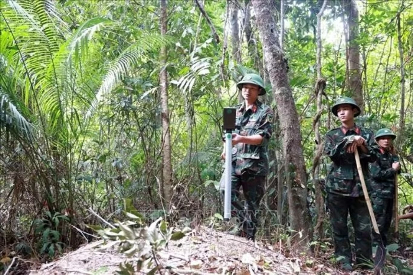 Bộ đội Công binh rà bom mìn, đảm bảo an toàn trước khi tìm kiếm, cất bốc hài cốt liệt sĩ. (Nguồn: TTXVN)