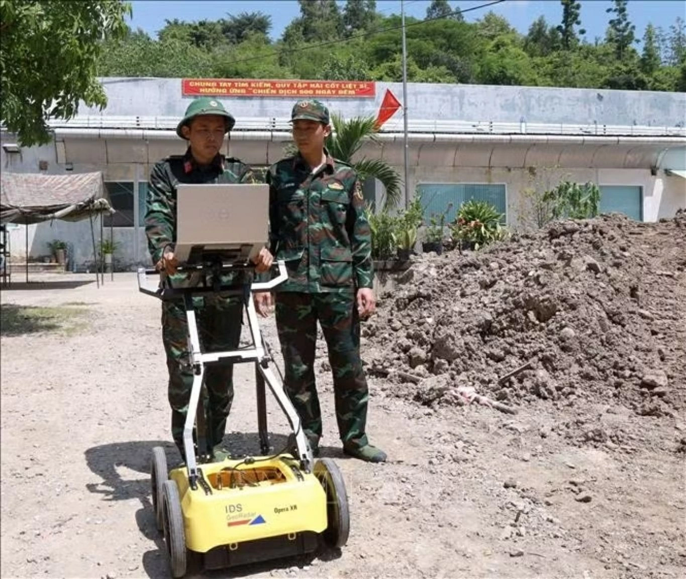 Rada siêu âm lòng đất được đưa vào tìm kiếm tại khu vực đèo Rù Rì (tỉnh Khánh Hòa). (Nguồn: TTXVN)