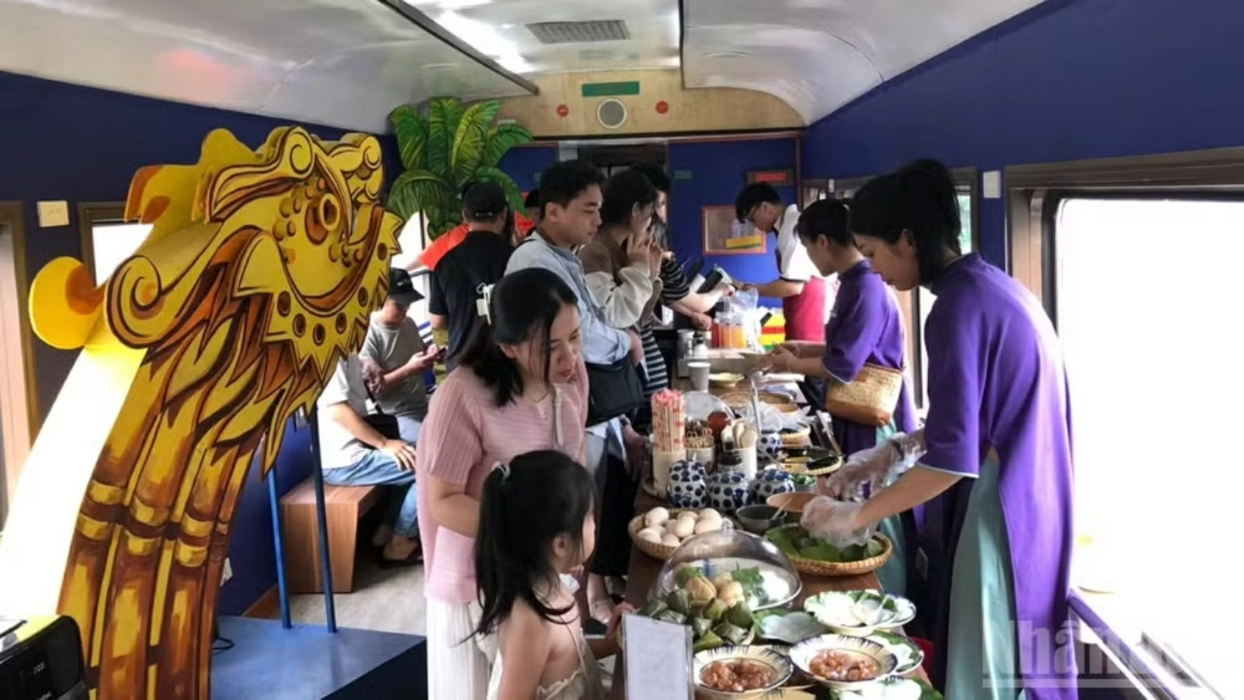 Du khách thưởng thức ẩm thực trên chuyến tàu kết nối di sản miền trung Huế-Đà Nẵng. (Nguồn: Nhandan)