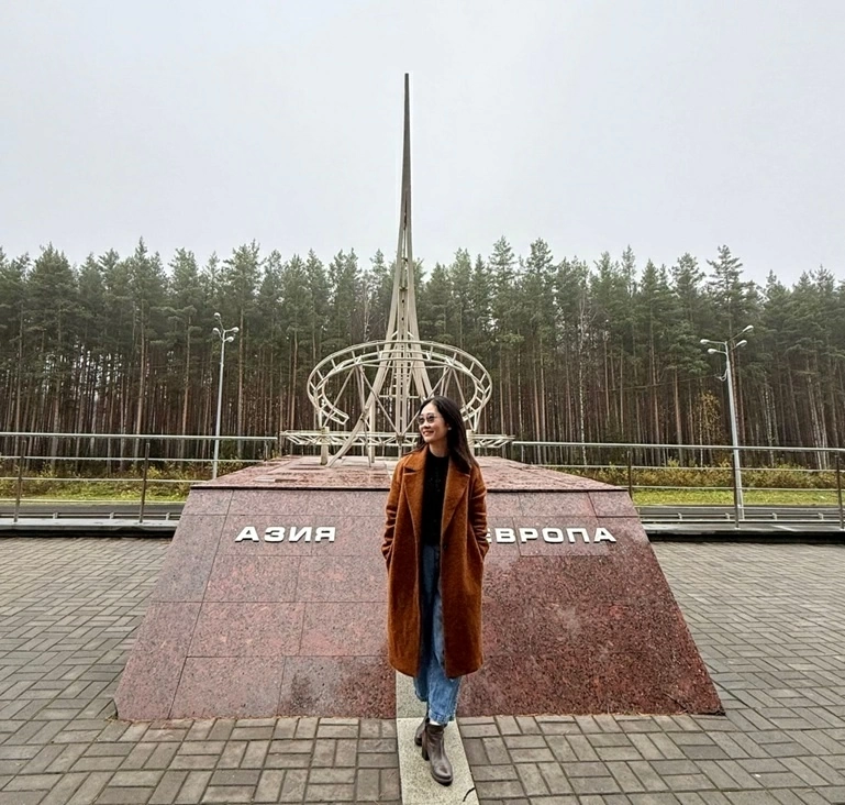 Đến Ekaterinburg, chạm vào hai châu lục
