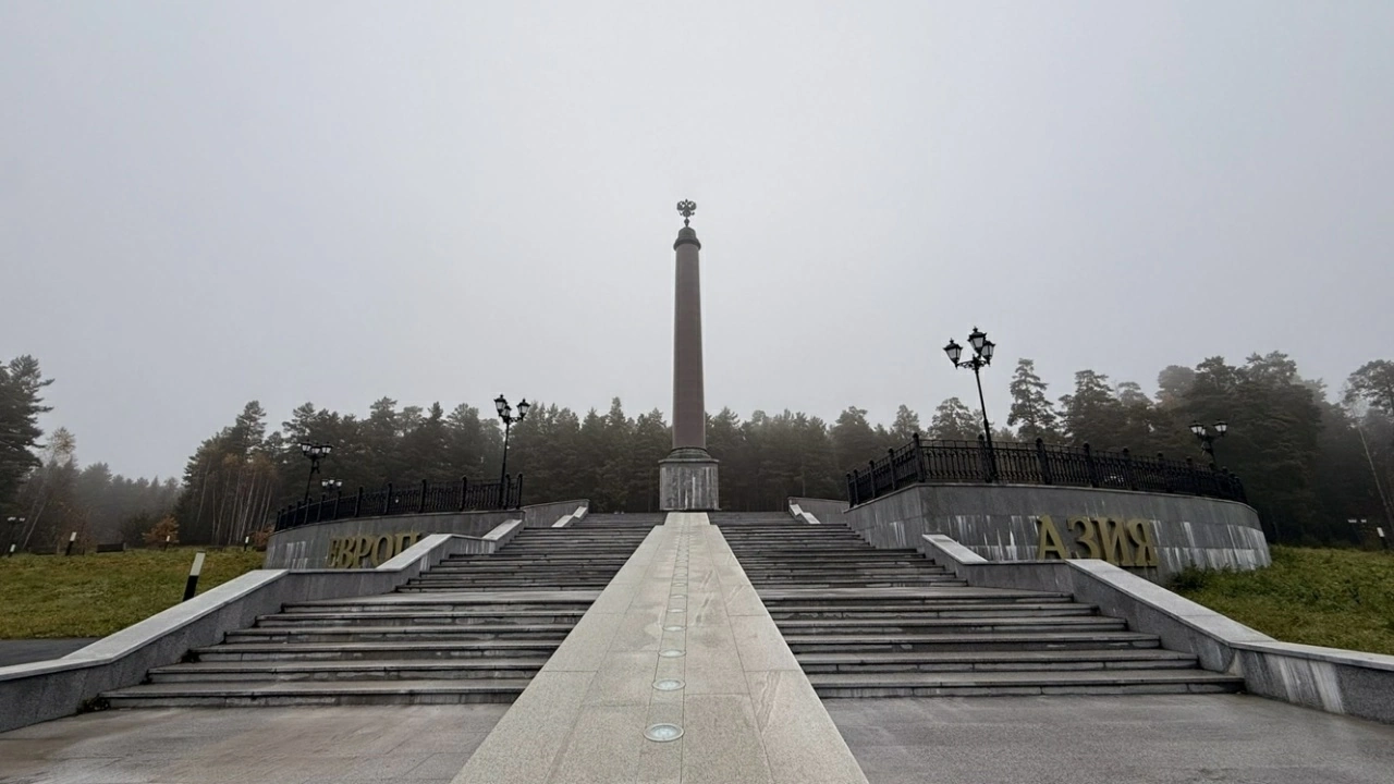Đến Ekaterinburg, chạm vào hai châu lục
