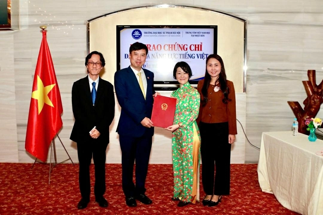 Trao chứng chỉ đánh giá năng lực tiếng Việt cho thí sinh tại Osaka (Nhật Bản)