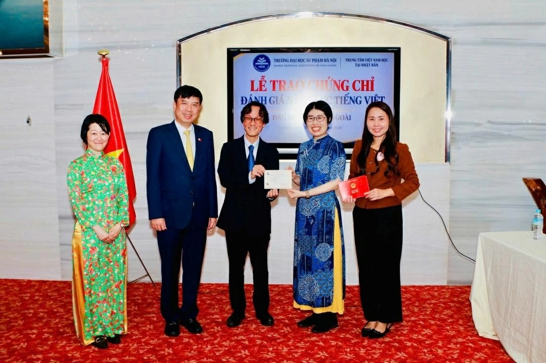 Trao chứng chỉ đánh giá năng lực tiếng Việt cho thí sinh tại Osaka (Nhật Bản)