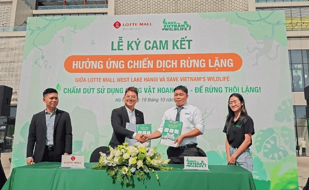Đại diện Trung tâm Bảo tồn động vật hoang dã tại Việt Nam và Lotte Mall West Lake Hanoi ký kết thỏa thuận hợp tác hưởng ứng Chiến dịch Rừng lặng. (Nguồn: BTC)