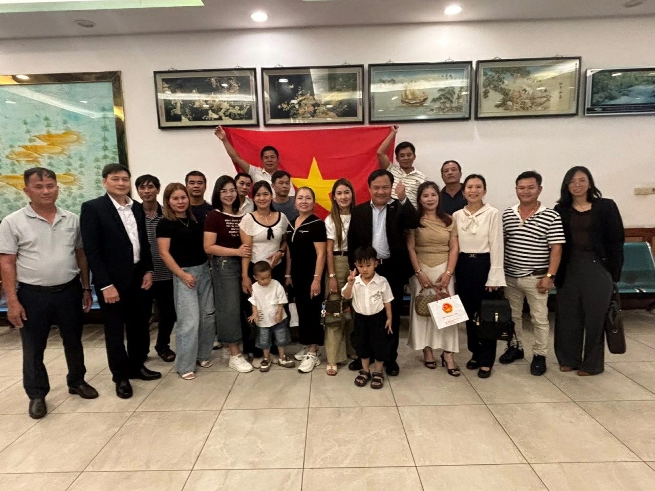 Đại sứ Bùi Văn Nghị gặp gỡ cộng đồng người Việt Nam tại Suriname, trao đổi về công tác cộng đồng và hỗ trợ kiều bào. (Nguồn: CQDD)