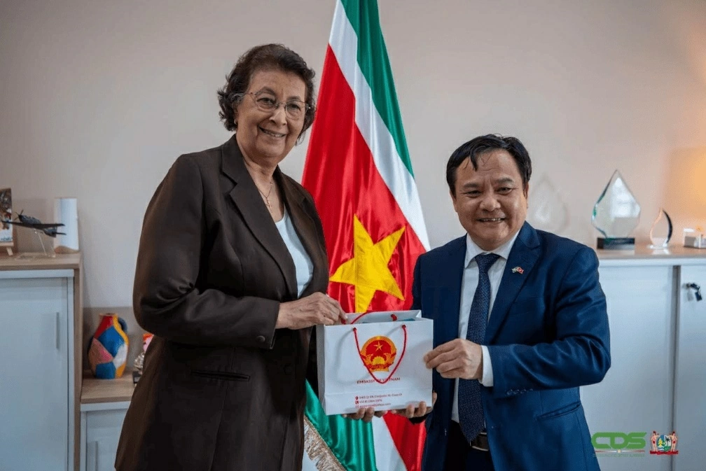 Đại sứ Bùi Văn Nghị hội kiến Tổng thống Suriname Jennifer Geerlings-Simons. (Nguồn: CQDD)