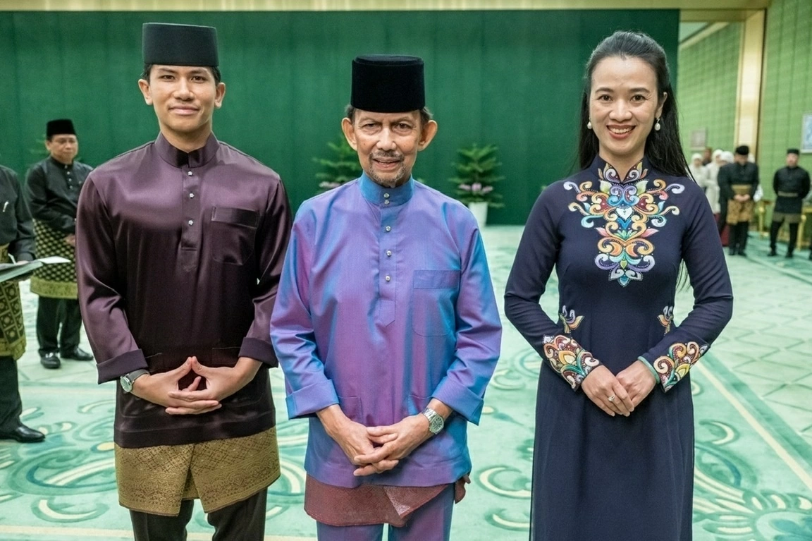 Đại sứ Đỗ Thuỳ Dương trình Quốc thư lên Quốc vương Brunei Darussalam