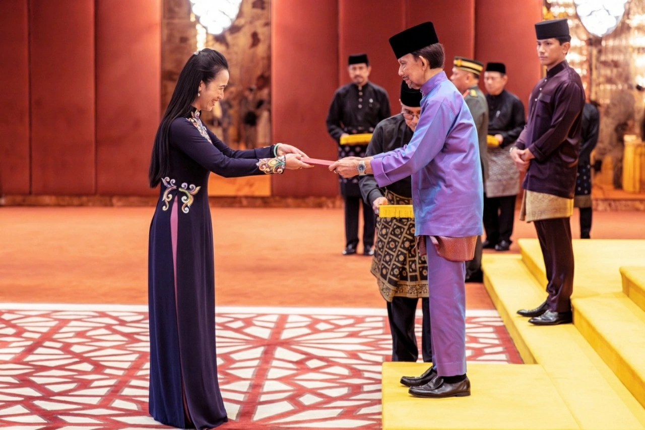 Đại sứ Đỗ Thuỳ Dương trình Quốc thư lên Quốc vương Brunei Darussalam
