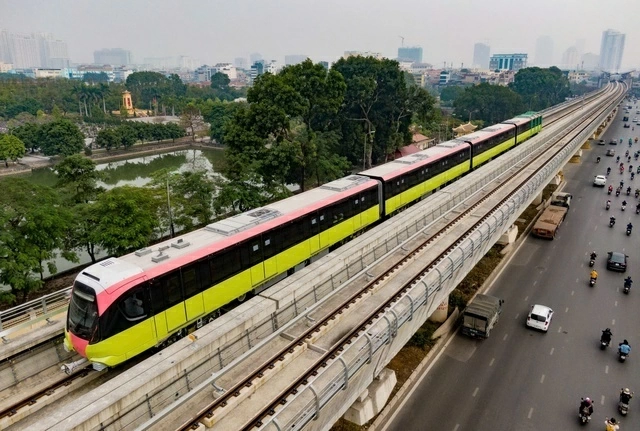 Đoàn tàu tuyến đường sắt đô thị Nhổn - Ga Hà Nội vận hành trên đoạn trên cao qua khu vực phía Tây Thủ đô. Đây là một trong những dự án hạ tầng giao thông tiêu biểu cho quan hệ hợp tác giữa Hà Nội với Chính phủ Pháp và các định chế tài chính quốc tế. (Nguồn: VGP)
