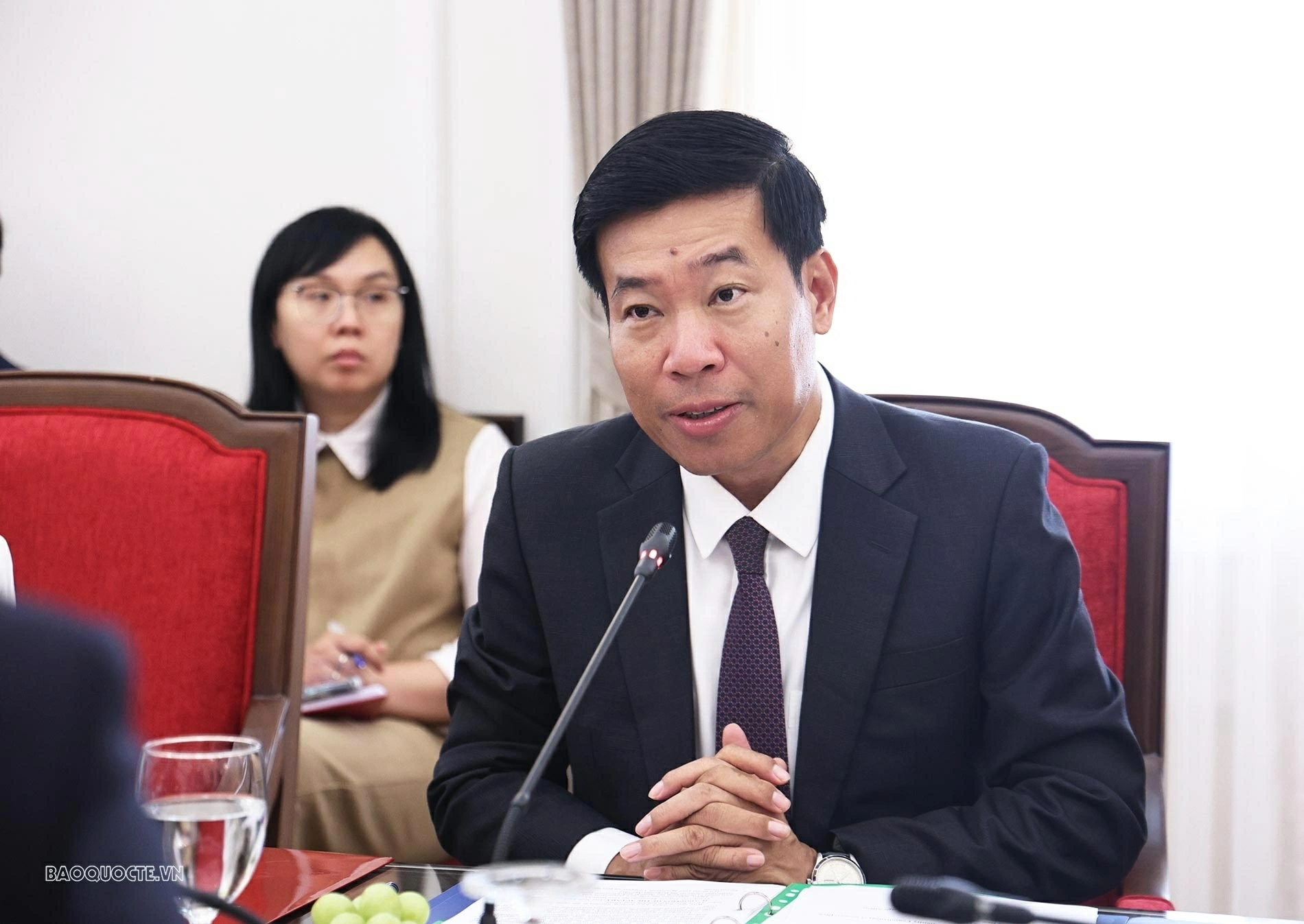 Ủy viên Trung ương Đảng, Phó Bí thư Thường trực Đảng ủy Bộ, Thứ trưởng Ngoại giao Nguyễn Mạnh Cường phát biểu tại buổi làm việc. (Ảnh: Thành Long)