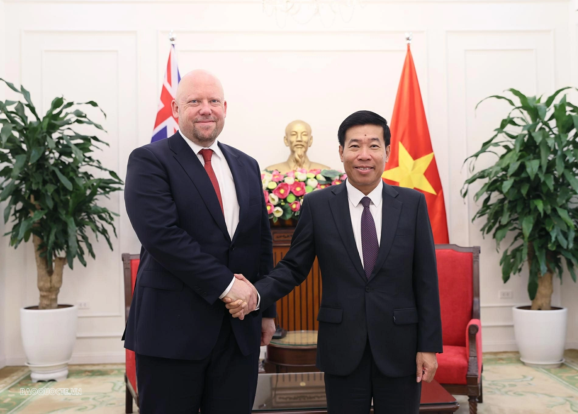 Ủy viên Trung ương Đảng, Phó Bí thư Thường trực Đảng ủy Bộ, Thứ trưởng Bộ Ngoại giao đã cùng Thứ trưởng Bộ Ngoại giao New Zealand Grahame Morton. (Ảnh: Thành Long)