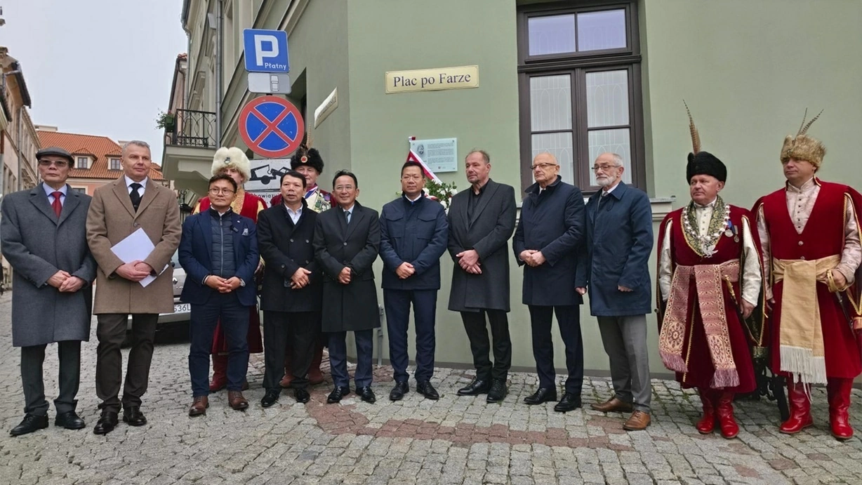 Lễ Khánh thành Bia tưởng niệm cố Kiến trúc sư Kazimierz Kwiatkowski tại thành phố Lublin (Ba Lan) Lễ Khánh thành Bia tưởng niệm cố Kiến trúc sư Kazimierz Kwiatkowski tại thành phố Lublin (Ba Lan)