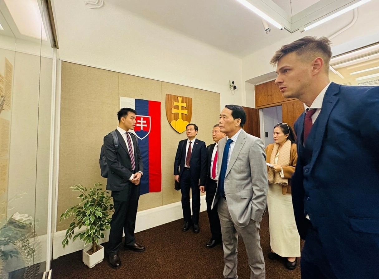 Bộ Công an Việt Nam trao tặng bộ lễ phục Công an Nhân dân Việt Nam cho Bảo tàng Cảnh sát Slovakia