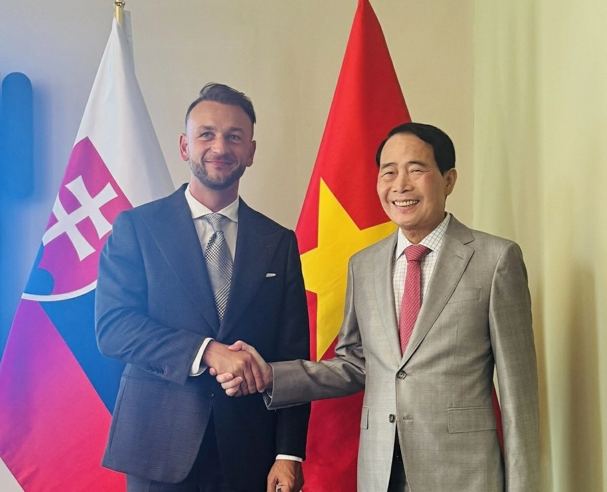 Bộ Công an Việt Nam trao tặng bộ lễ phục Công an Nhân dân Việt Nam cho Bảo tàng Cảnh sát Slovakia