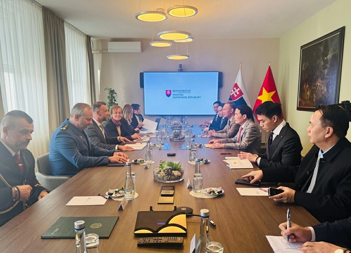 Bộ Công an Việt Nam trao tặng bộ lễ phục Công an Nhân dân Việt Nam cho Bảo tàng Cảnh sát Slovakia