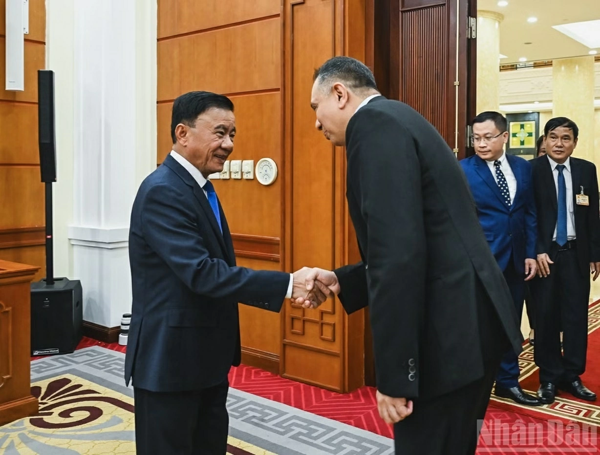 Đồng chí Thường trực Ban Bí thư Trần Cẩm Tú tiếp đoàn công tác Cục Công vụ Singapore về hợp tác giáo dục, đào tạo