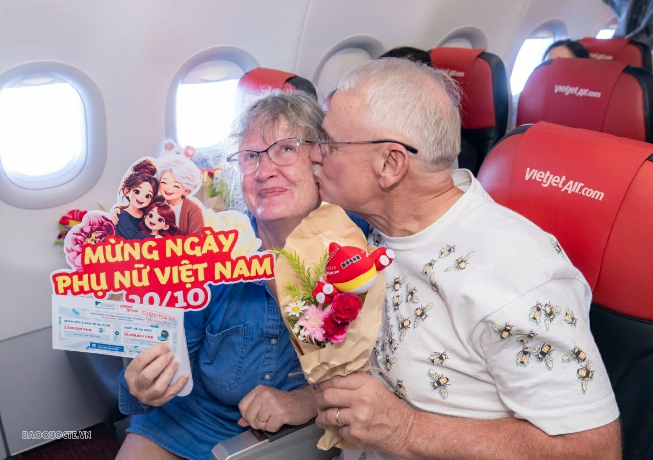 Những nụ cười được phi hành đoàn Vietjet dành tặng một nửa thế giới trong dịp 20/10