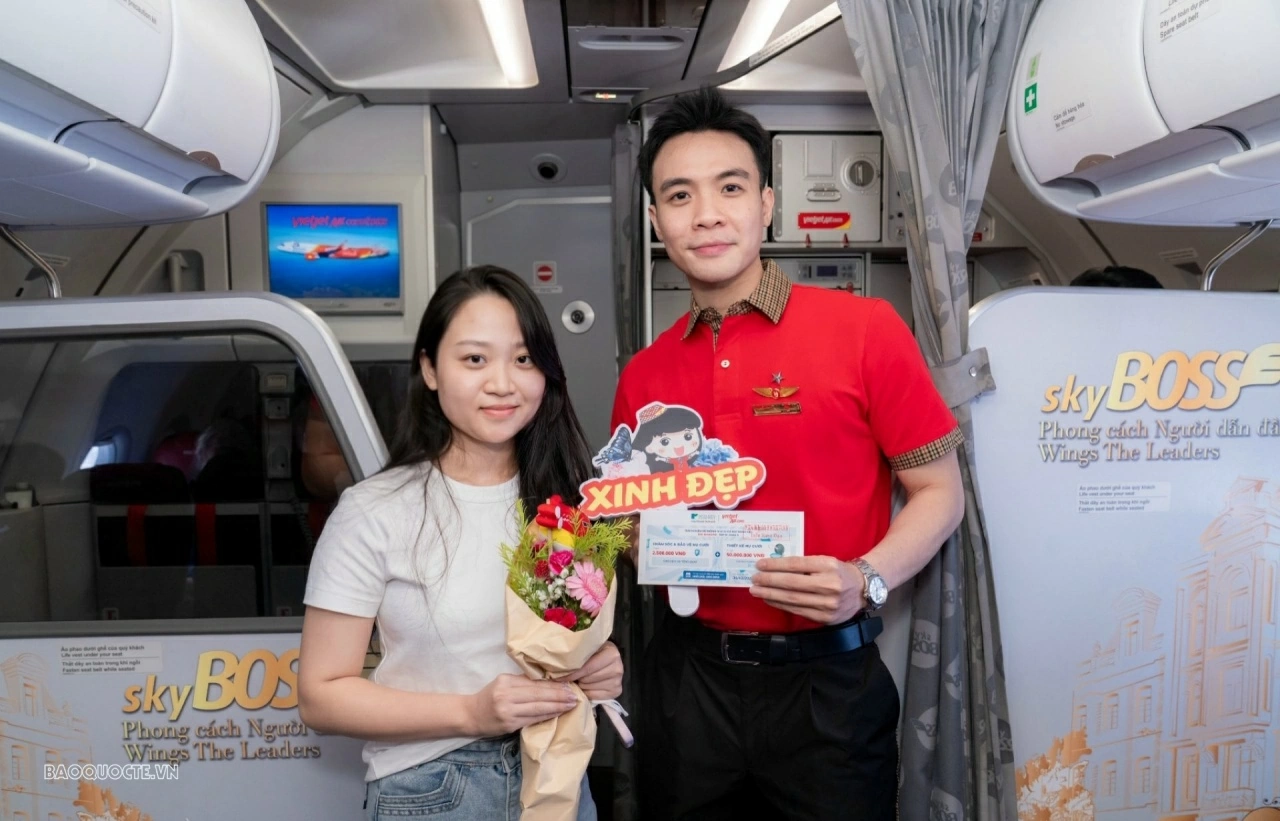 Những nụ cười được phi hành đoàn Vietjet dành tặng một nửa thế giới trong dịp 20/10