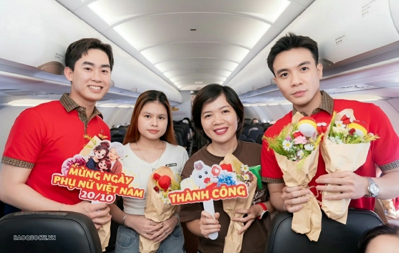 Những nụ cười được phi hành đoàn Vietjet dành tặng một nửa thế giới trong dịp 20/10