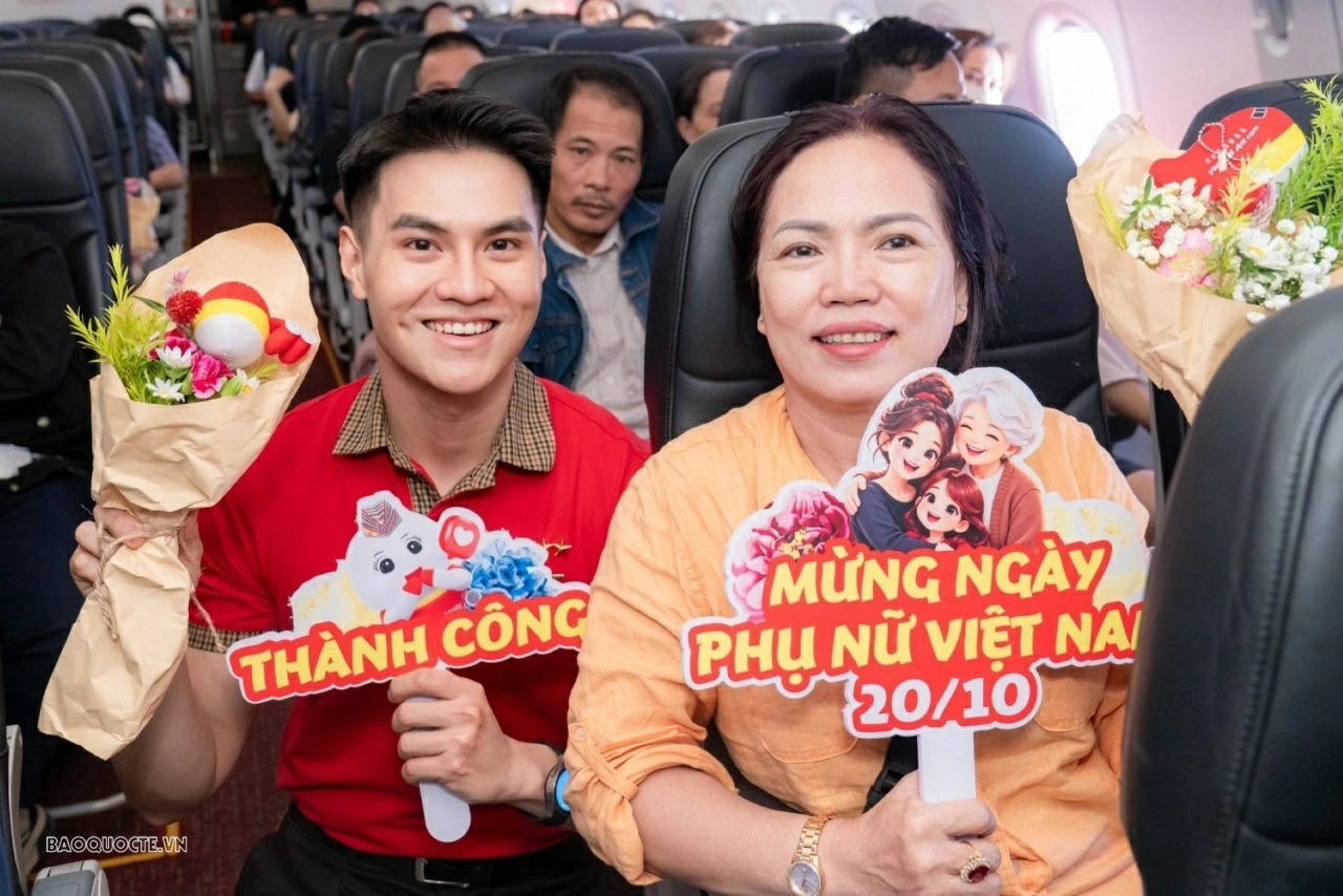 Những nụ cười được phi hành đoàn Vietjet dành tặng một nửa thế giới trong dịp 20/10