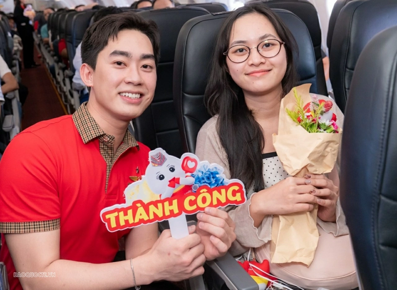 Những nụ cười được phi hành đoàn Vietjet dành tặng một nửa thế giới trong dịp 20/10