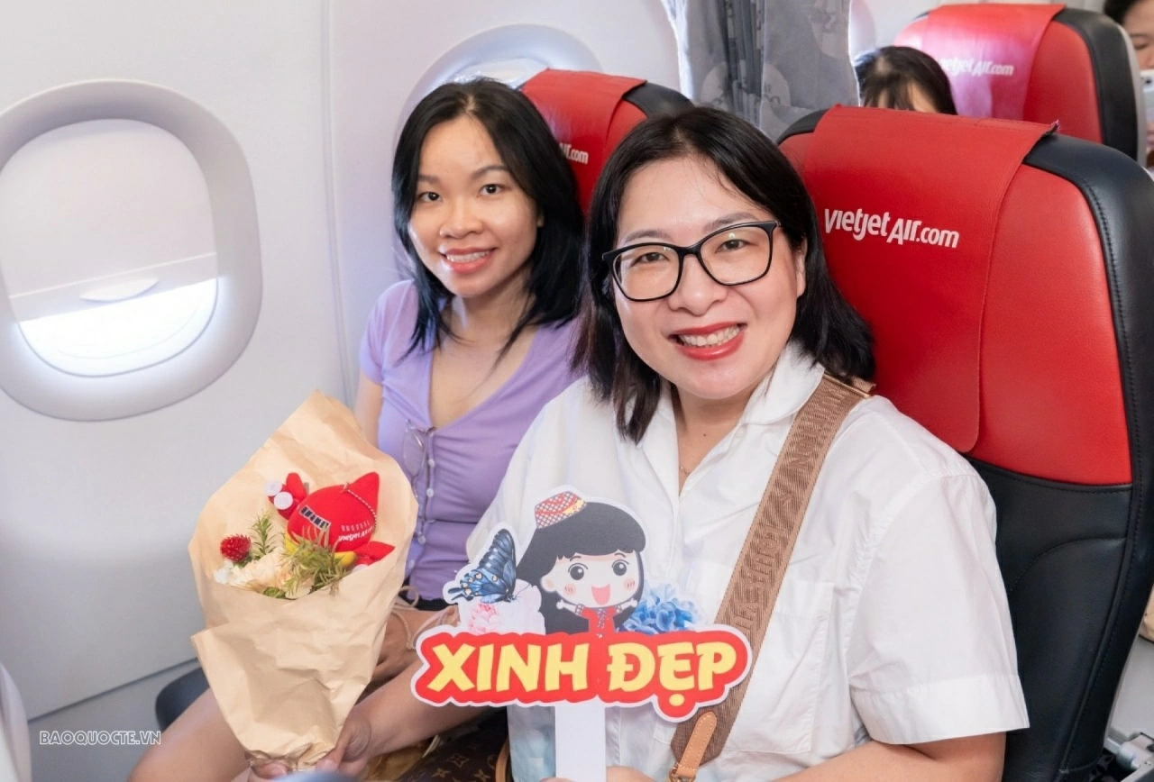 Những nụ cười được phi hành đoàn Vietjet dành tặng một nửa thế giới trong dịp 20/10