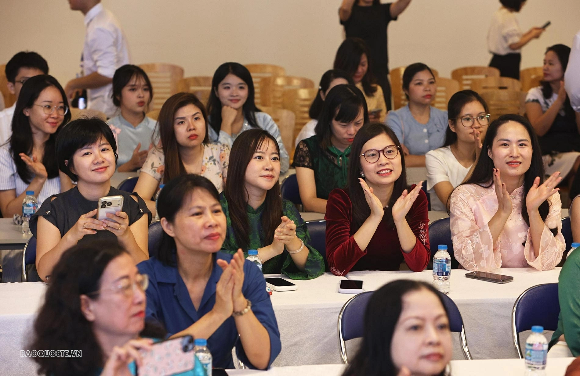 Chương trình có sự tham dự của đại diện lãnh đạo các đơn vị và đông đảo cán bộ, nhân viên nữ của Bộ Ngoại giao. (Ảnh: Thành Long) Chương trình có sự tham dự của đại diện lãnh đạo các đơn vị và đông đảo cán bộ, nhân viên nữ của Bộ Ngoại giao. (Ảnh: Thành Long)