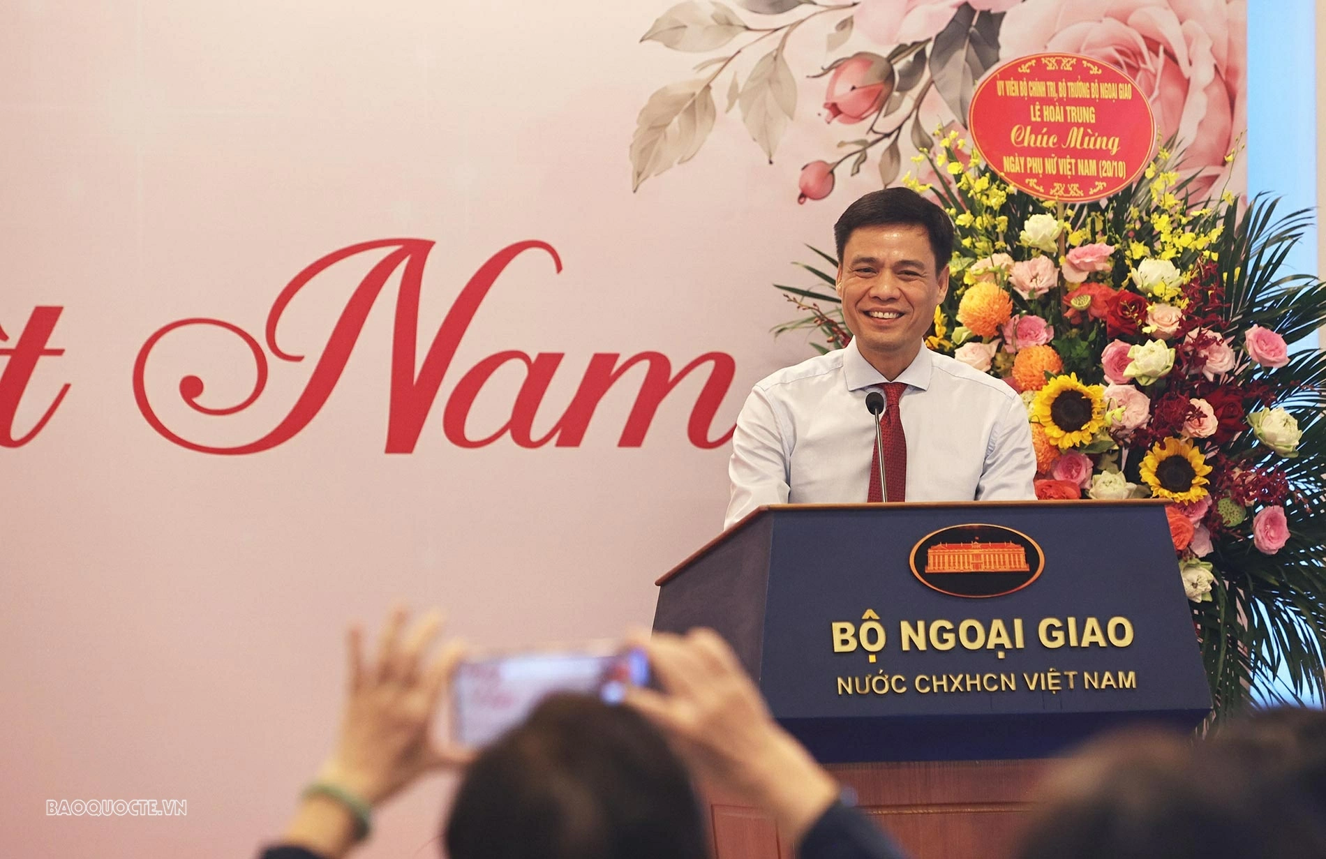 Thứ trưởng Đặng Hoàng Giang, Trưởng ban Vì sự tiến bộ của phụ nữ Bộ Ngoại giao, Phó Chủ tịch Ủy ban Quốc gia Vì sự tiến bộ của phụ nữ phát biểu tại Chương trình. (Ảnh: Thành Long) Thứ trưởng Đặng Hoàng Giang, Trưởng ban Vì sự tiến bộ của phụ nữ Bộ Ngoại giao, Phó Chủ tịch Ủy ban Quốc gia Vì sự tiến bộ của phụ nữ phát biểu tại Chương trình. (Ảnh: Thành Long)