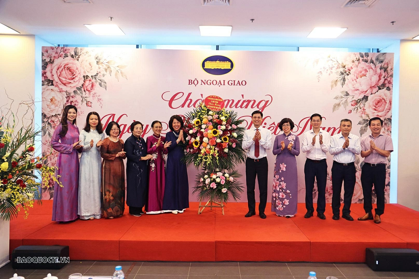 Thứ trưởng Đặng Hoàng Giang đã trao tặng những phần quà và lẵng hoa tươi thắm chúc mừng đại diện các nữ cán bộ Lãnh đạo Bộ, các phu nhân, đại diện Mạng lưới các nhà Ngoại giao nữ Việt Nam và khách mời quốc tế. (Ảnh: Thành Long) Thứ trưởng Đặng Hoàng Giang đã trao tặng những phần quà và lẵng hoa tươi thắm chúc mừng đại diện các nữ cán bộ Lãnh đạo Bộ, các phu nhân, đại diện Mạng lưới các nhà Ngoại giao nữ Việt Nam và khách mời quốc tế. (Ảnh: Thành Long)