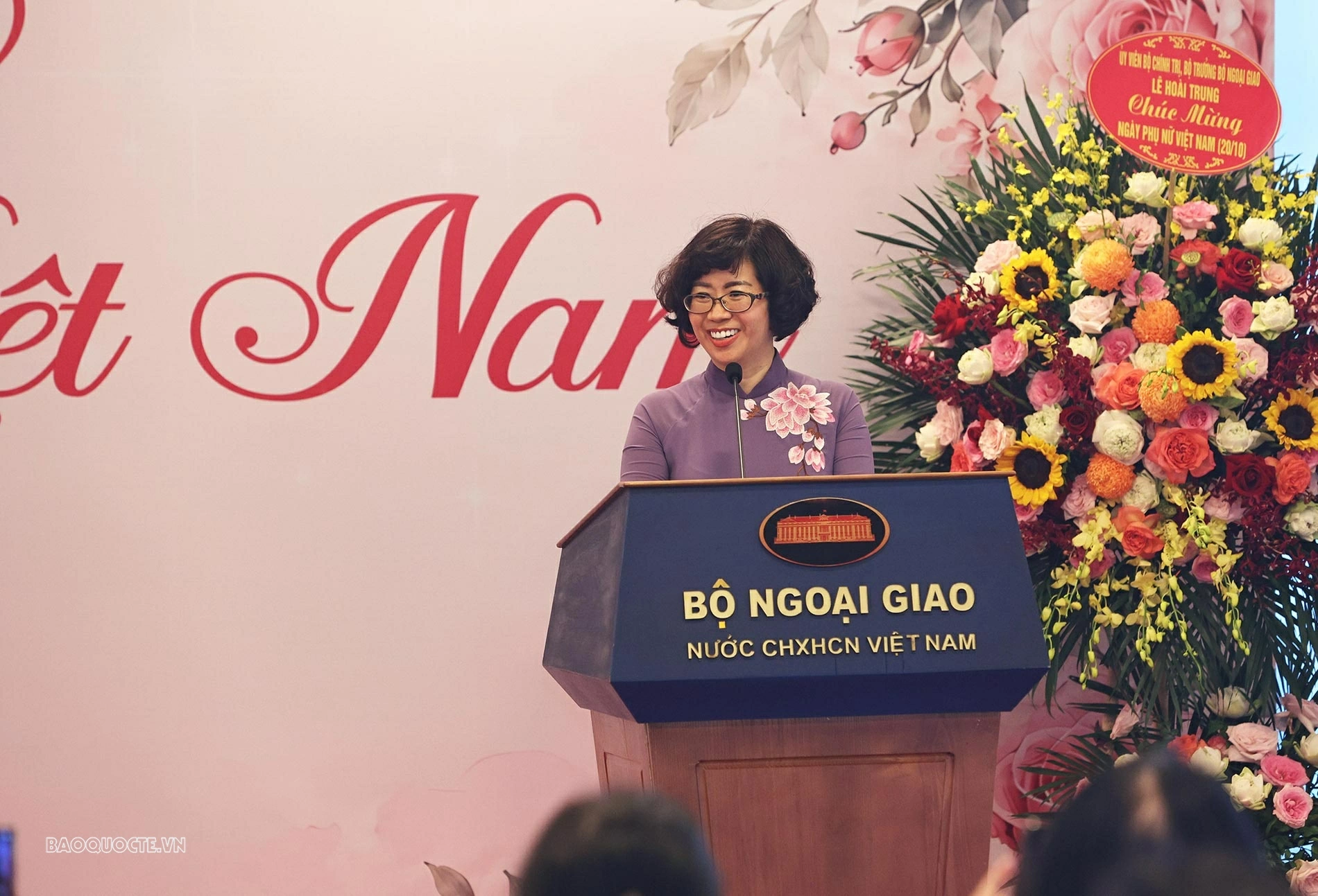 Cục trưởng Cục Ngoại vụ và Ngoại giao văn hóa Lê Thị Hồng Vân - Trưởng Ban Nữ công Đối ngoại Bộ Ngoại giao phát biểu tại chương trình. (Ảnh: Thành Long) Cục trưởng Cục Ngoại vụ và Ngoại giao văn hóa Lê Thị Hồng Vân - Trưởng Ban Nữ công Đối ngoại Bộ Ngoại giao phát biểu tại chương trình. (Ảnh: Thành Long)
