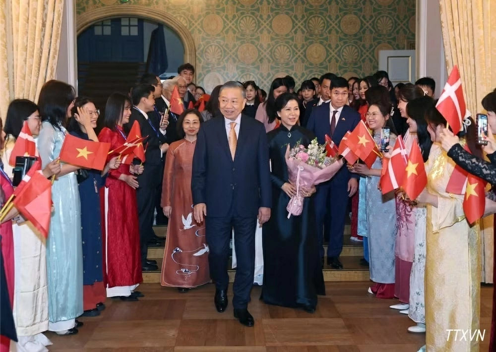 Tổng Bí thư, Chủ tịch nước Tô Lâm gặp gỡ cán bộ, nhân viên Đại sứ quán và cộng đồng người Việt Nam tại Đan Mạch, Iceland và phía Nam Thụy Điển Tổng Bí thư, Chủ tịch nước Tô Lâm gặp gỡ cán bộ, nhân viên Đại sứ quán và cộng đồng người Việt Nam tại Đan Mạch, Iceland và phía Nam Thụy Điển